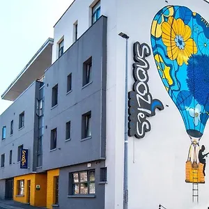  Hostel Snoozles Centre